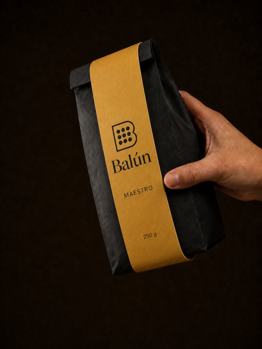 Bolsa de café Balún Maestro sostenida a mano